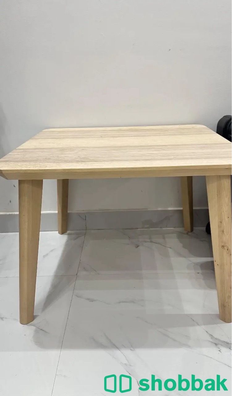 اثاث-طاولة خشبية-رف أسود-كرسي متحرك شباك السعودية