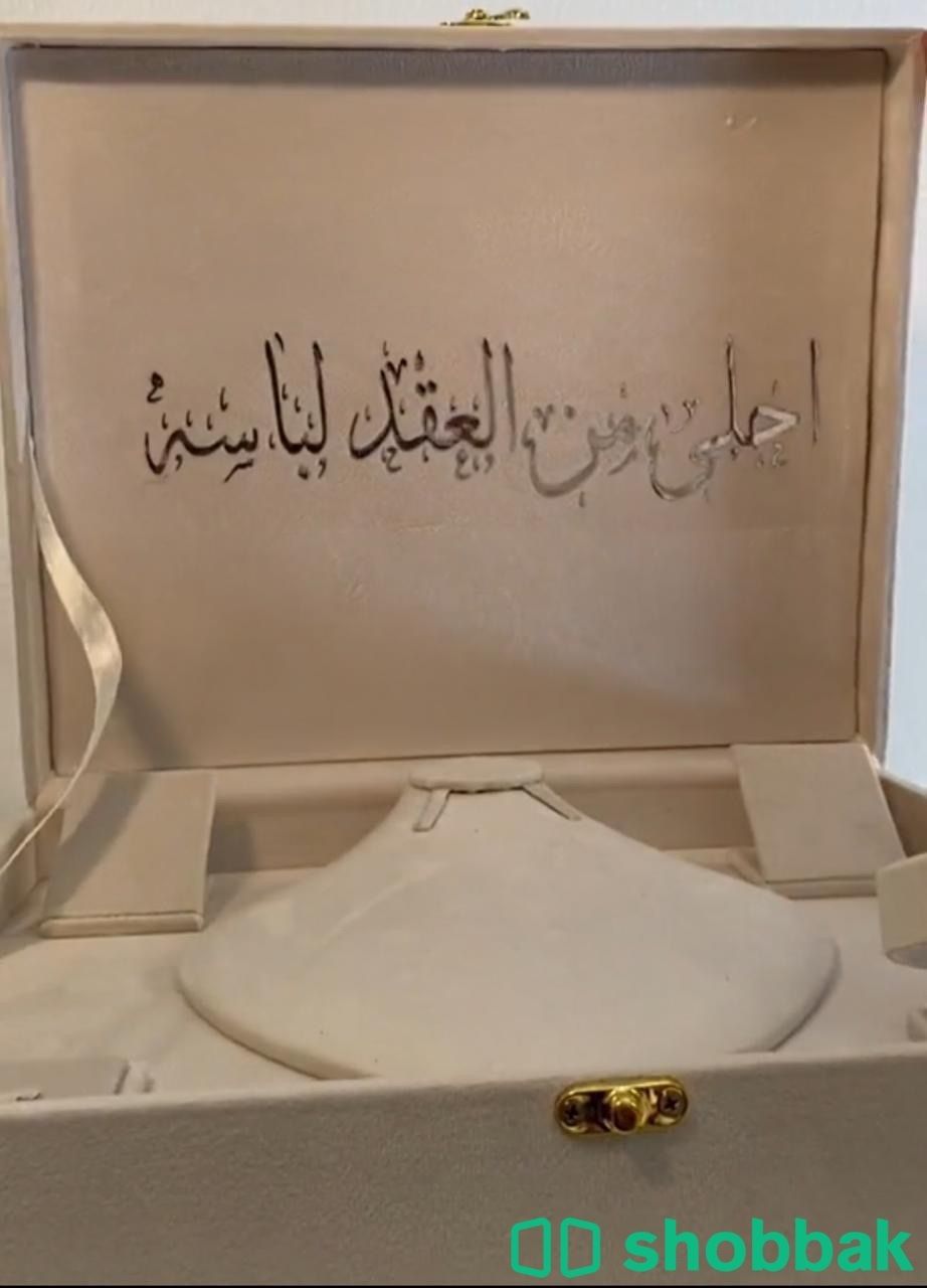 استاند طقم الملكة مع تصميم حسب الطلب  Shobbak Saudi Arabia
