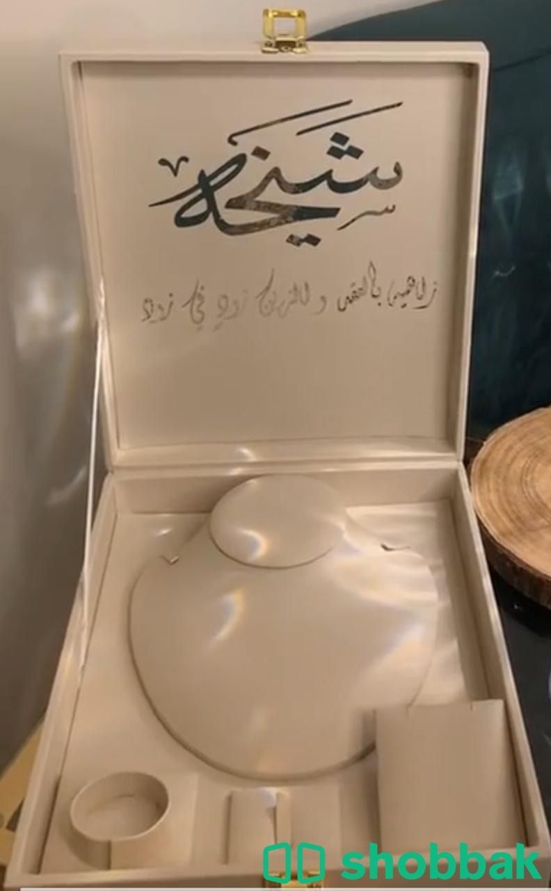 استاند طقم الملكة مع تصميم حسب الطلب  شباك السعودية