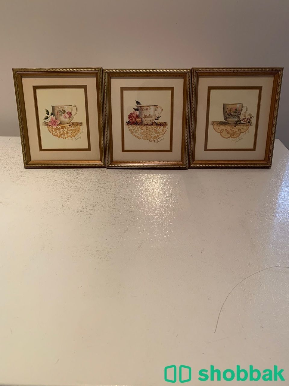 ثلاث لوحات ببرواز ذهبي  Shobbak Saudi Arabia