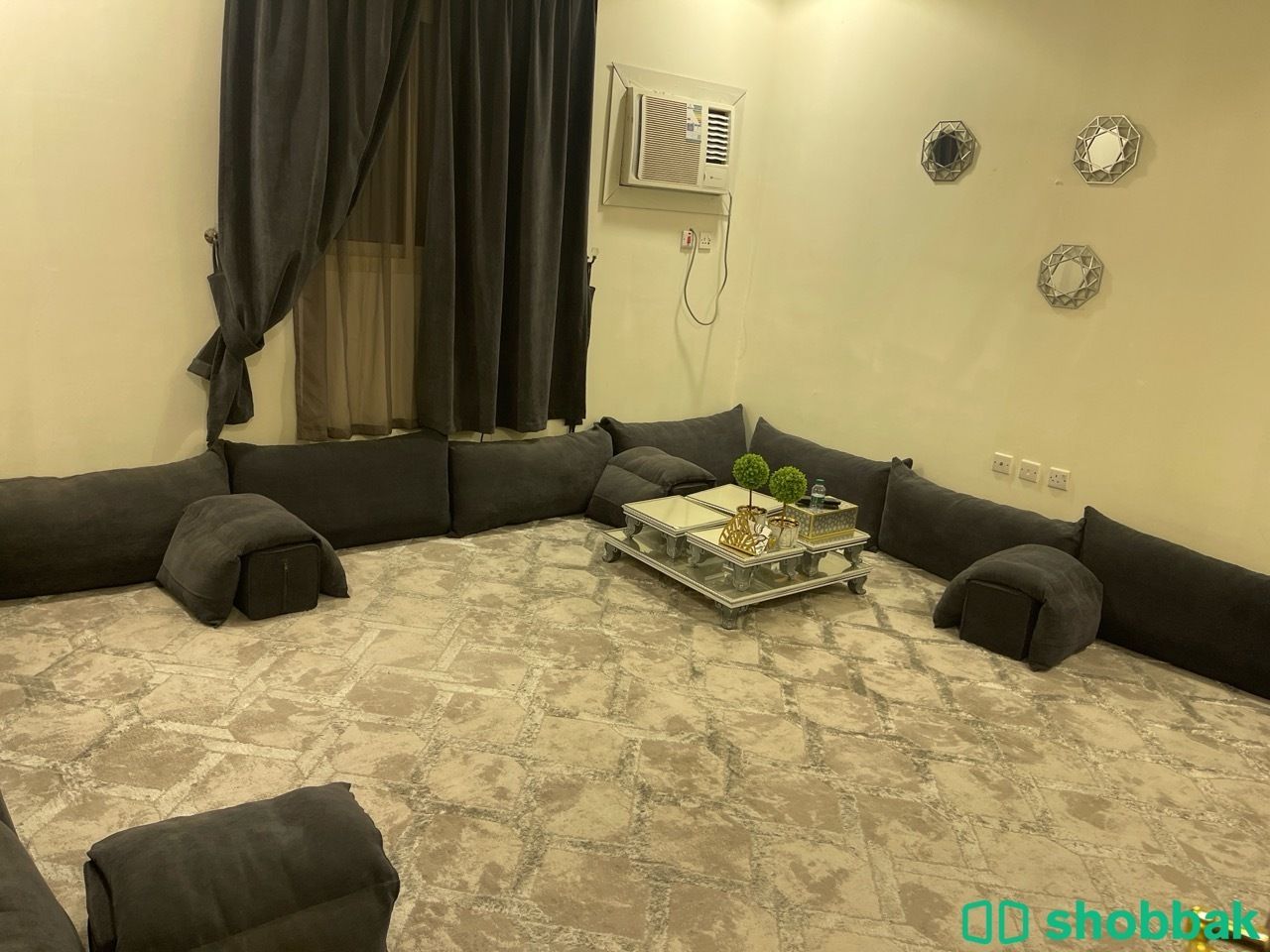 جلسة ارضية مع اربع مراكي و طاولة ضيافة مع ستاره  شباك السعودية