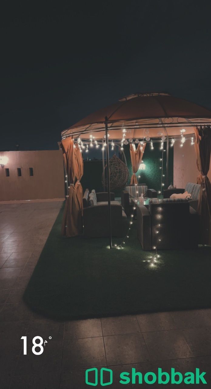 جلسة كبيرة ل ٨ اشخاص وطاولتين .. ومظلة حديقة كبيرة ٣ متر ونصف + اضاءات + اغطية(تلبيسات للجلسة كاملة+ ارجوحة(كرسي هزاز) +بعض الاكسسوارات على شكل جذوع خشب وحيوانات اليفة  Shobbak Saudi Arabia
