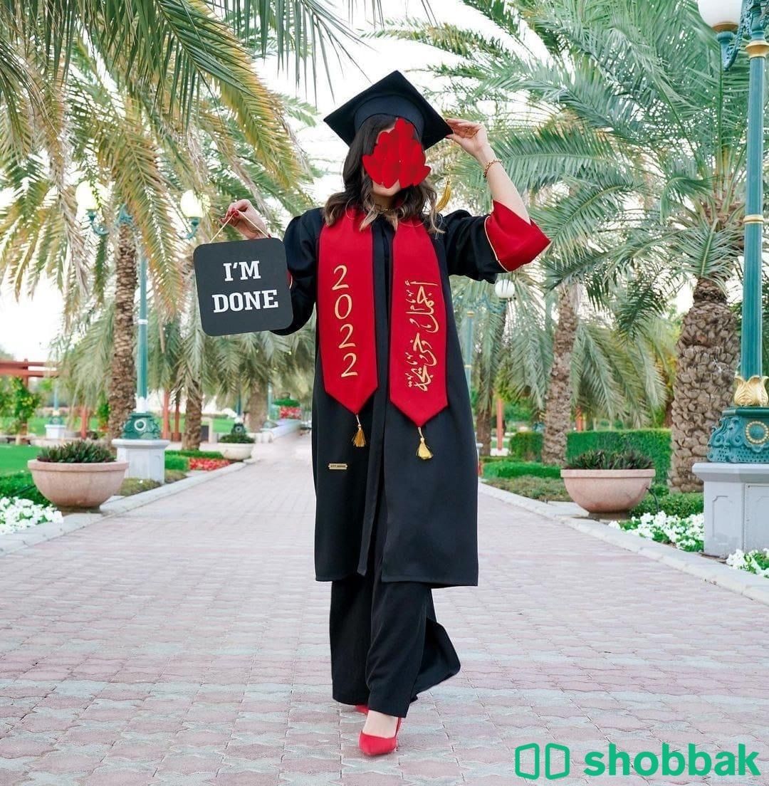 روب تخرج مع قبعة ووشاح (التطريز حسب الطلب) Shobbak Saudi Arabia
