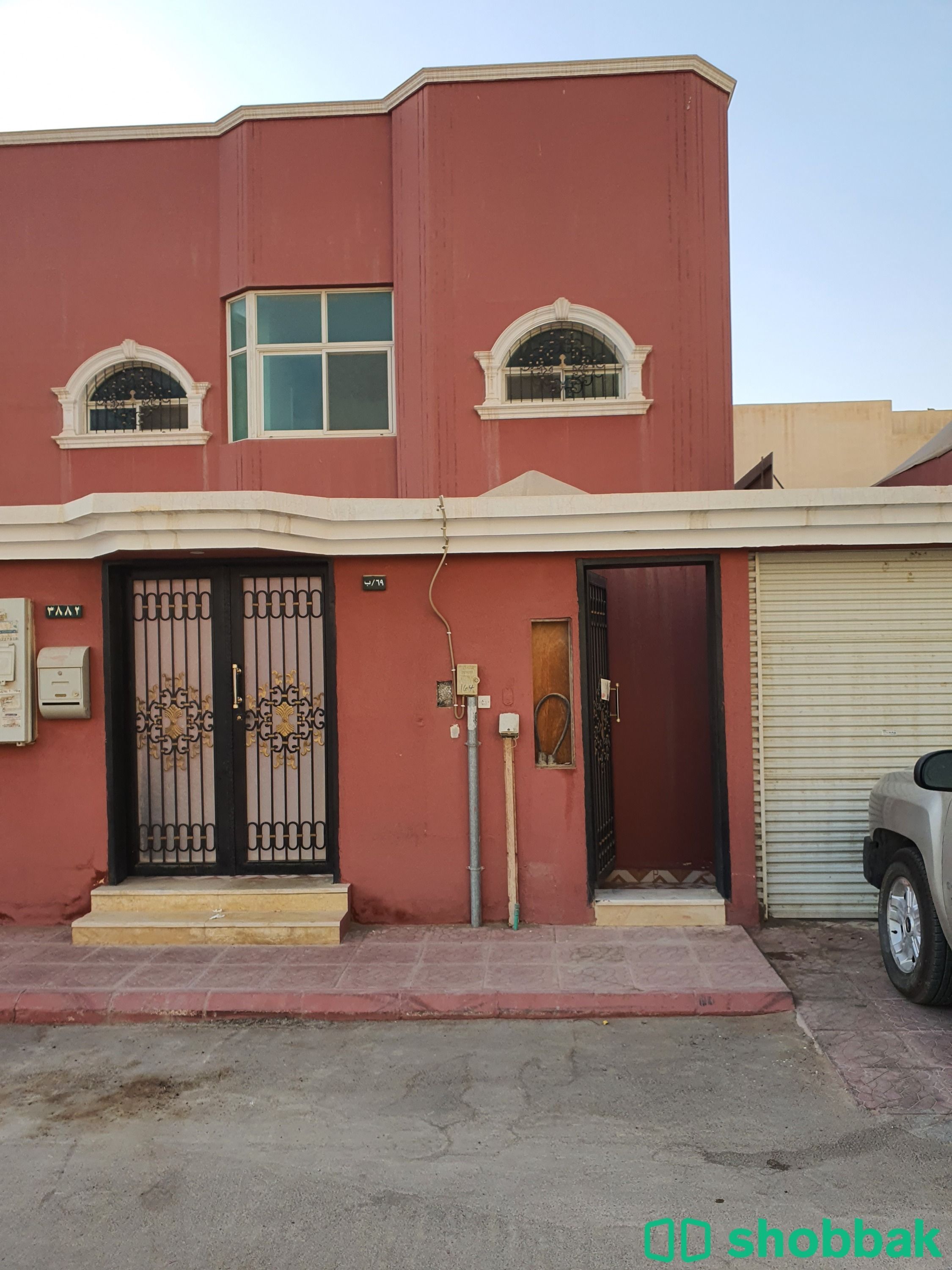 شقة للايجار ثلاث غرف و صاله وحمامين الشقة في السطح شباك السعودية