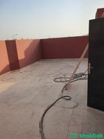 شقة للايجار ثلاث غرف و صاله وحمامين الشقة في السطح شباك السعودية