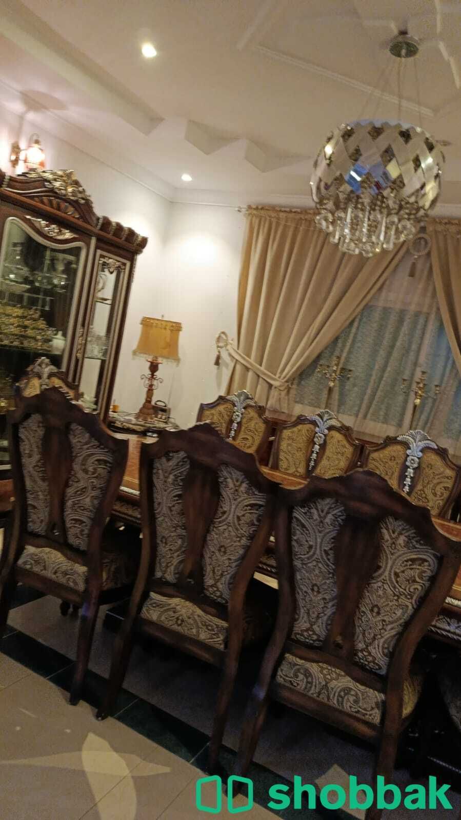 طاولة طعام فخمة بجميع ملحقاتها البوفيه والكراسي ودولاب الخدمة شباك السعودية