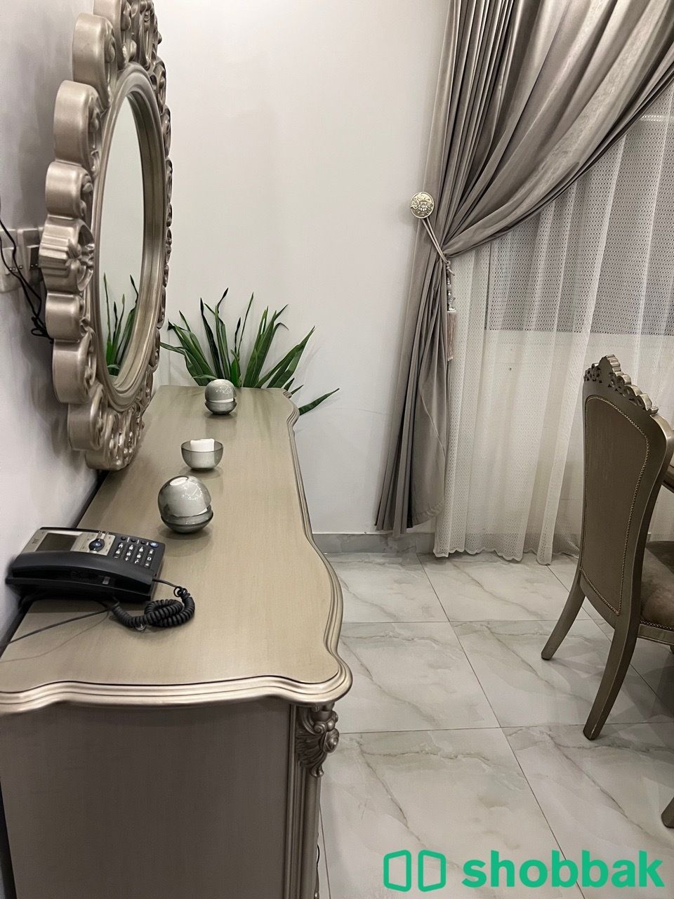 طاولة طعام مع كراسي  شباك السعودية