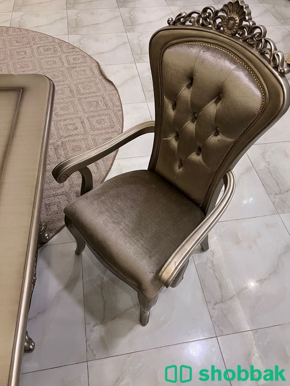 طاولة طعام مع كراسي  شباك السعودية