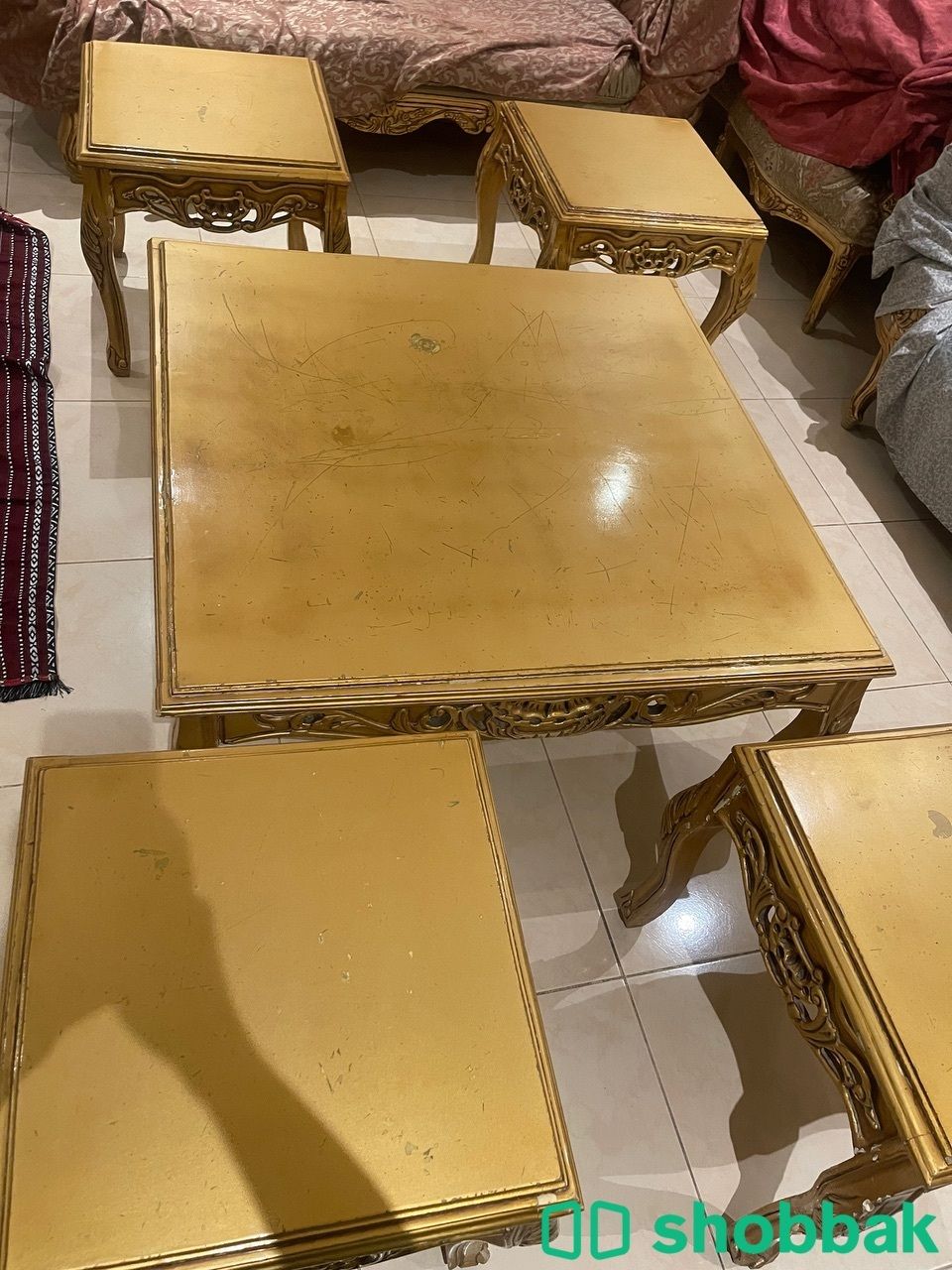 طاولة قهوة + 4 طاولات خدمة جانبية - اللون ذهبي  شباك السعودية