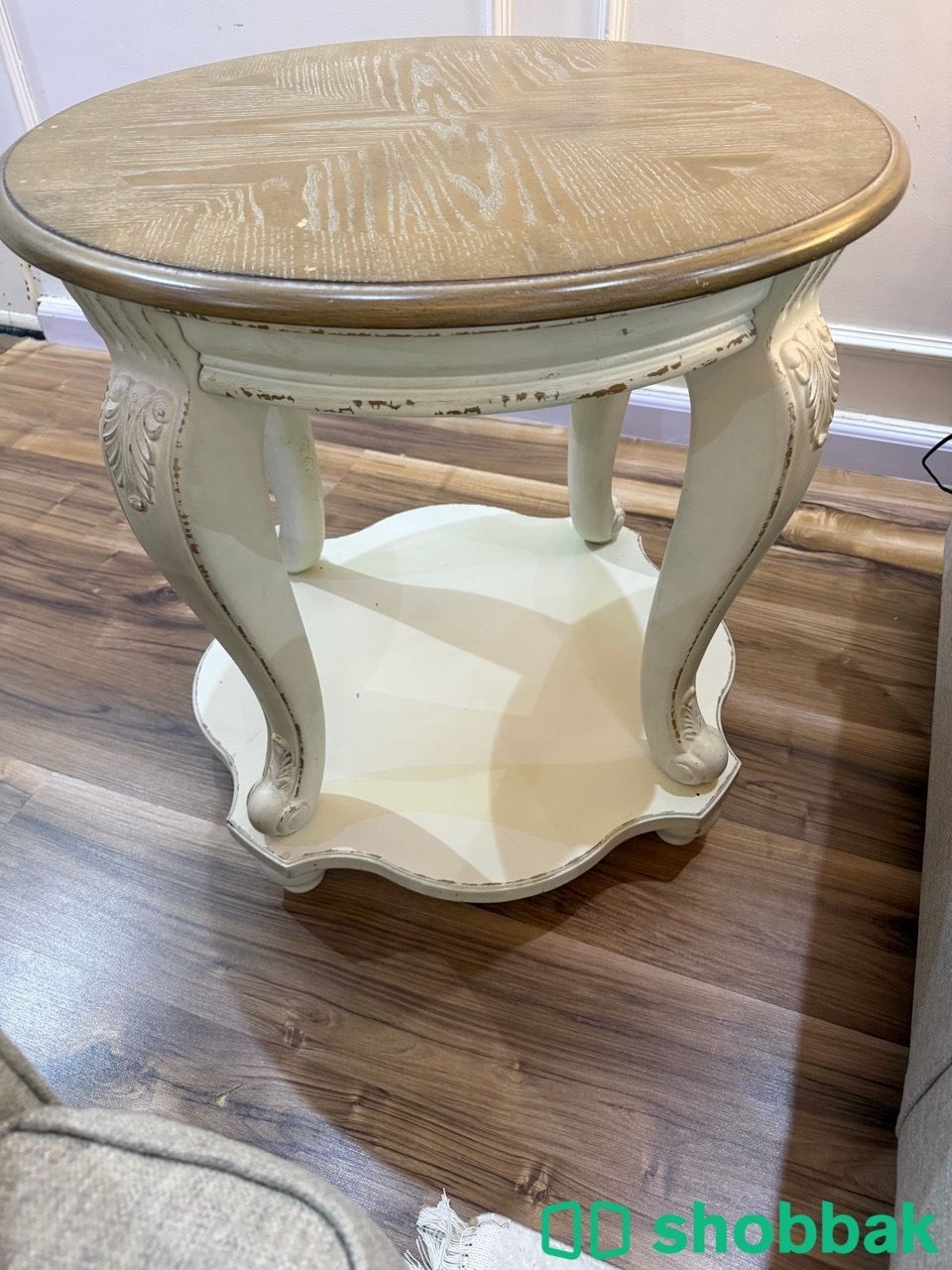طاولة قهوة كلاسيكية أنيقة من Ashley Furniture مع عدد 2 طاولة جانبية/أبجورة. لون  شباك السعودية