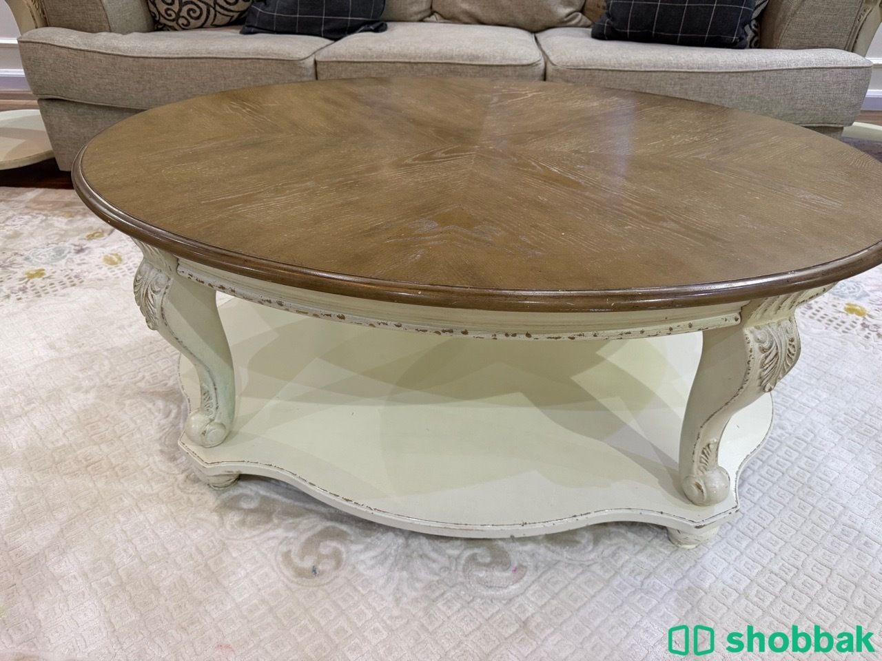 طاولة قهوة كلاسيكية أنيقة من Ashley Furniture مع عدد 2 طاولة جانبية/أبجورة. لون  شباك السعودية