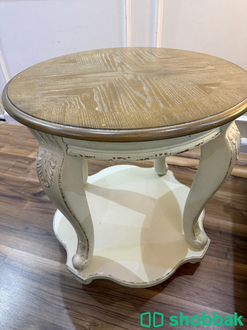 طاولة قهوة كلاسيكية أنيقة من Ashley Furniture مع عدد 2 طاولة جانبية/أبجورة. لون  شباك السعودية