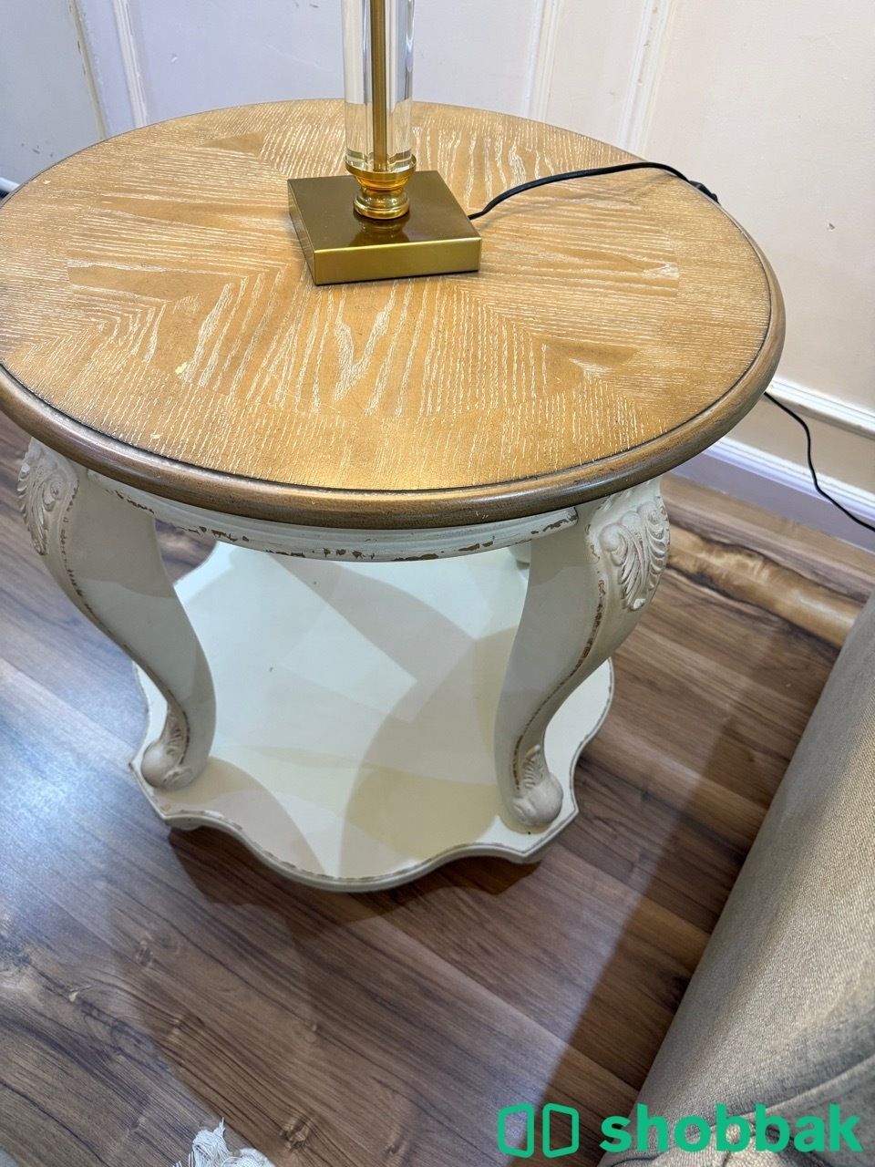 طاولة قهوة كلاسيكية أنيقة من Ashley Furniture مع عدد 2 طاولة جانبية/أبجورة. لون  شباك السعودية