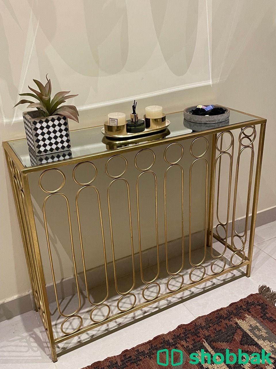 طاولة مستعملة ذهبية  Shobbak Saudi Arabia