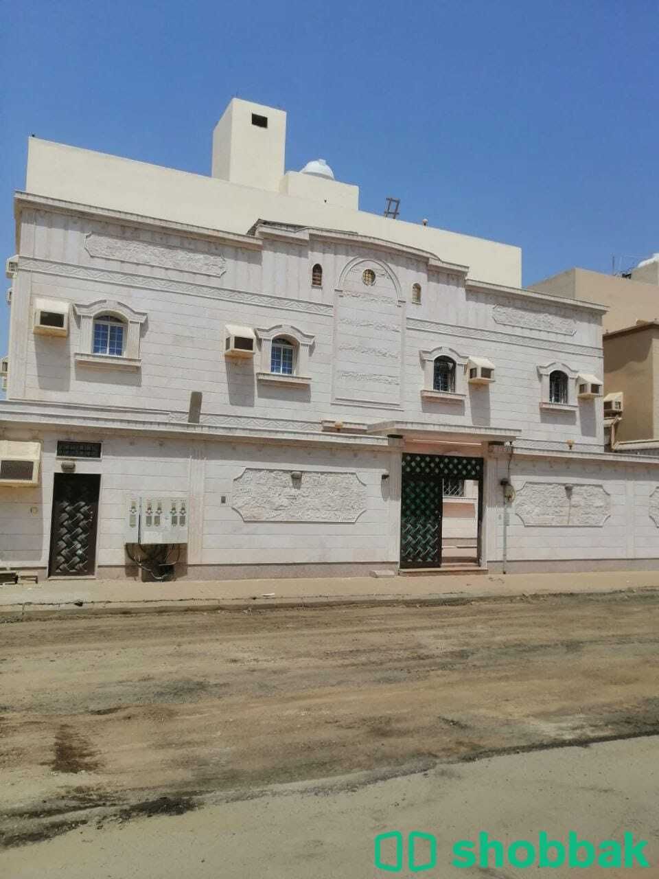 عماره مكونه من 6 شقق في حي الصالحيه  شباك السعودية