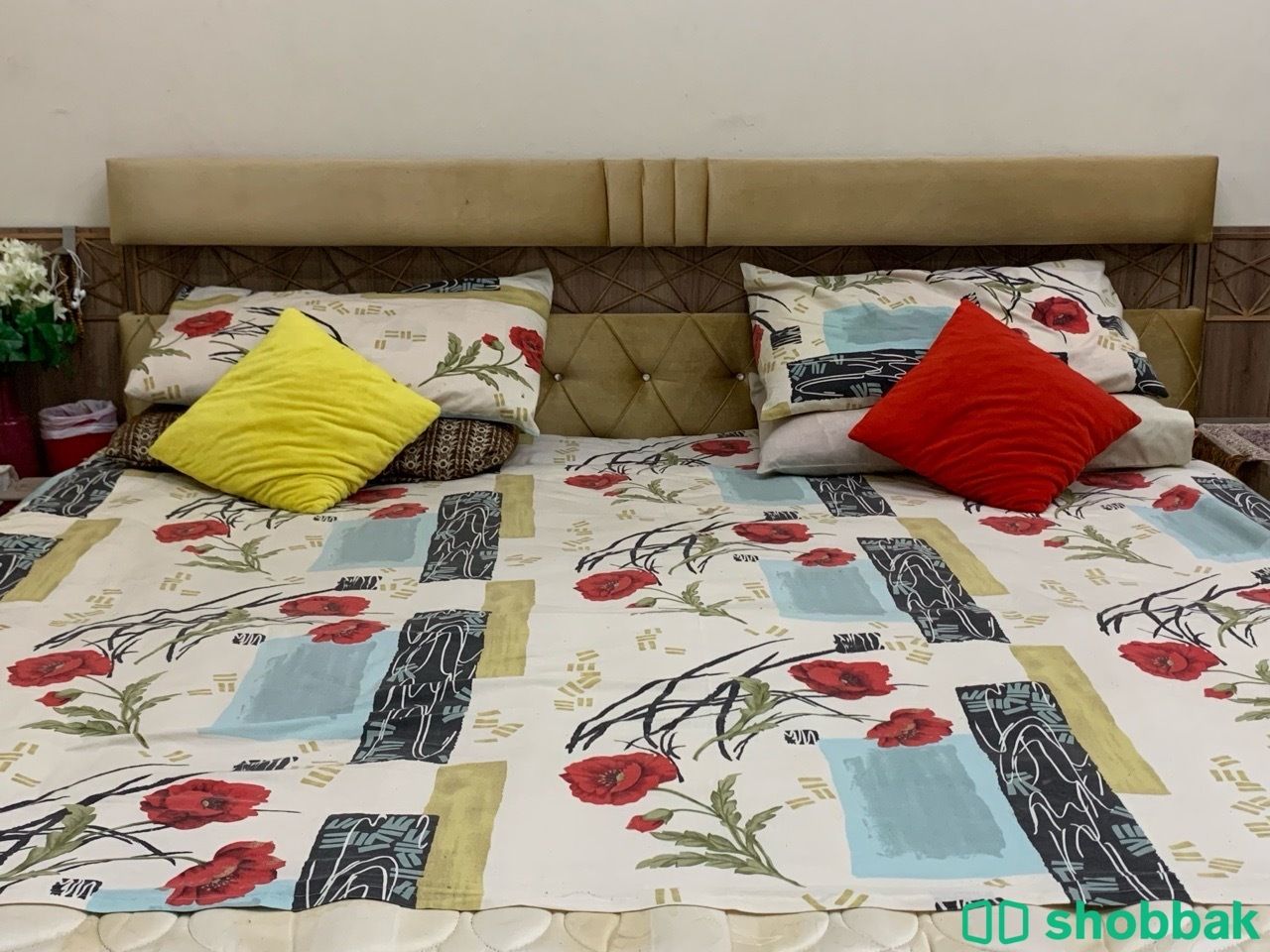 غرفة نوم مكونه من سرير دبل وكمودين وتسريحه شباك السعودية