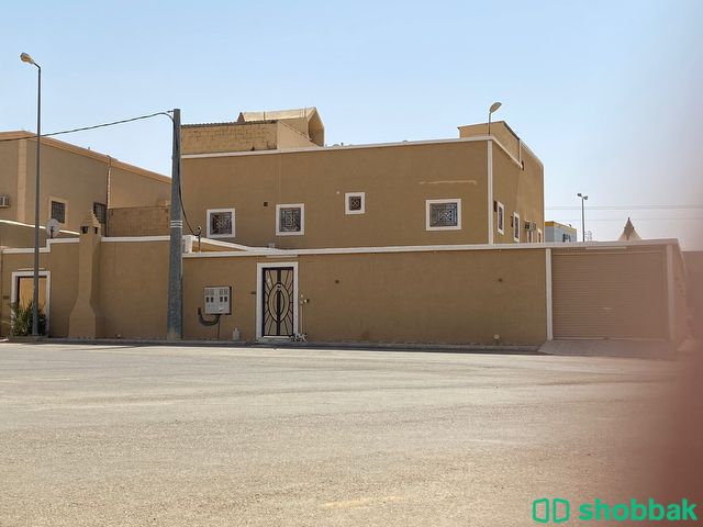 فلة دور وثلاث شقق مساحة ٧٠٠ متر على ثلاث شوارع بالمزاحمية ، حي الهدا شباك السعودية