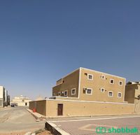 فلة دور وثلاث شقق مساحة ٧٠٠ متر على ثلاث شوارع بالمزاحمية ، حي الهدا Shobbak Saudi Arabia