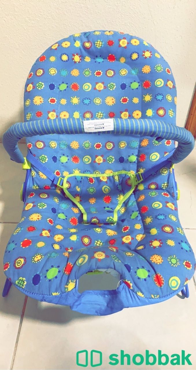 كرسي اطفال استخدام خفيف شبه جديد…يمكن للكرسي الثبات على وضعيه الجلوس للطفل ..ويمكن ايضا تغيره على وضعيه الاستلقاء والنوم ويحتوي على حزام امان وتعليقه لوضع الالعاب  شباك السعودية