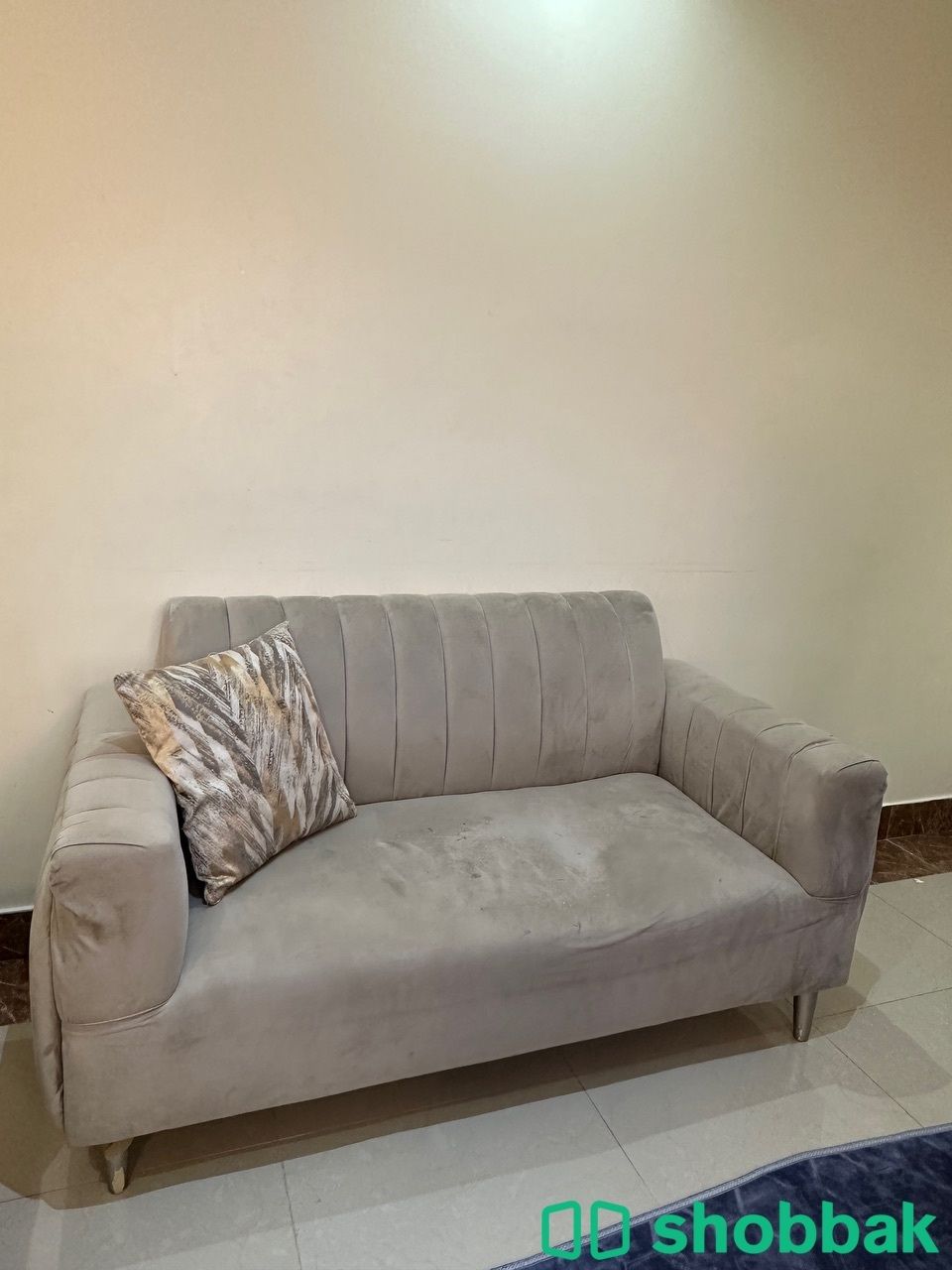 كنب صاله مع طاولة تلفزيون ورفوف بدون شاشه شباك السعودية