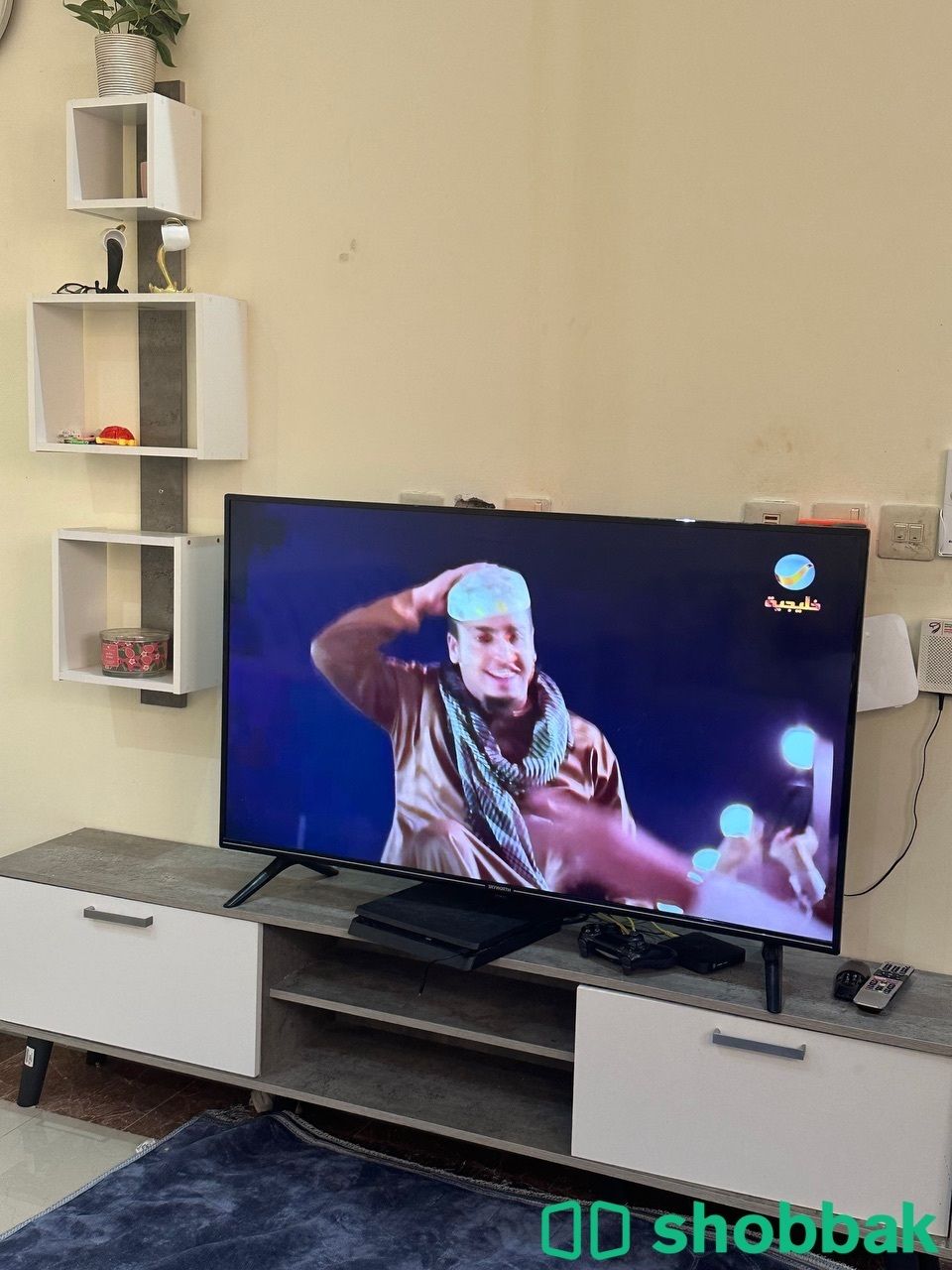 كنب صاله مع طاولة تلفزيون ورفوف بدون شاشه شباك السعودية