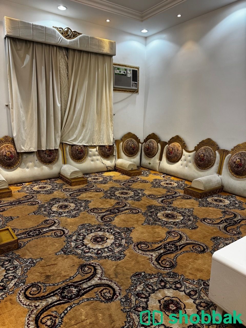كنب مع الطاولة وطاولات خدمة + مساند ظهر وطاولة تلفاز وستا شباك السعودية