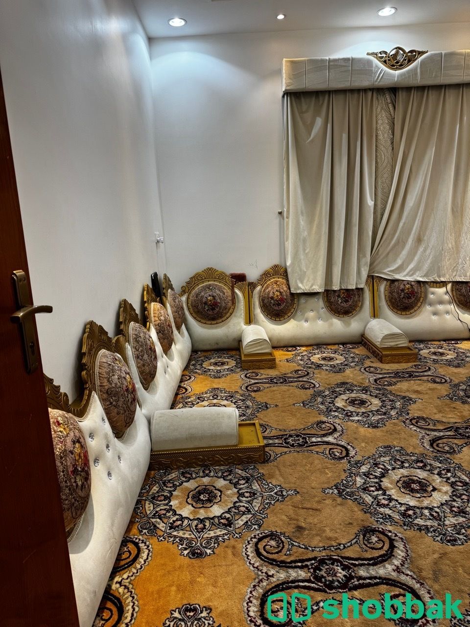 كنب مع الطاولة وطاولات خدمة + مساند ظهر وطاولة تلفاز وستا شباك السعودية