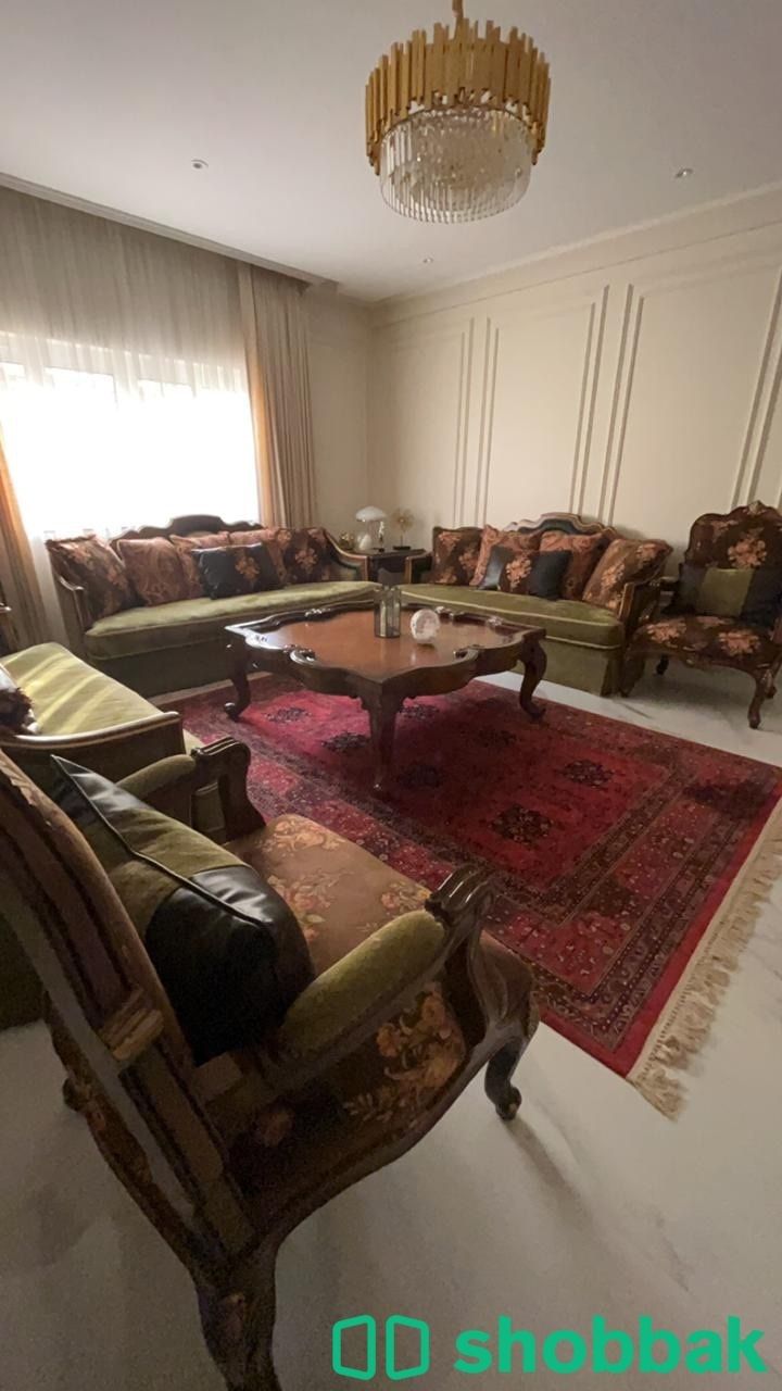 كنب مع طاولات جانبيه ، وسط شباك السعودية