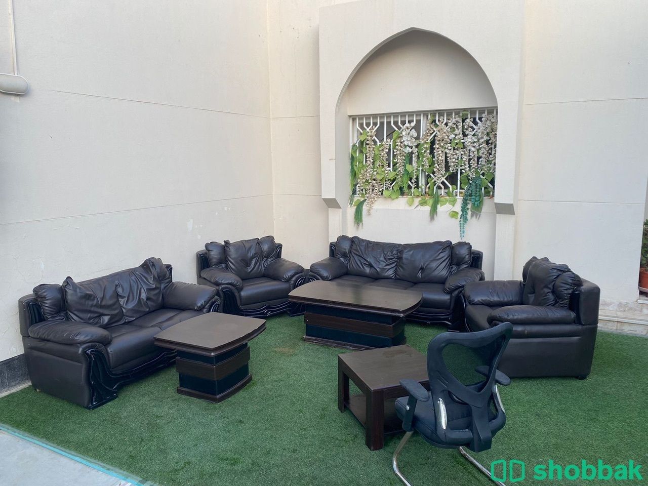 كنبات جلد اسود وطاولات بني غامق شباك السعودية