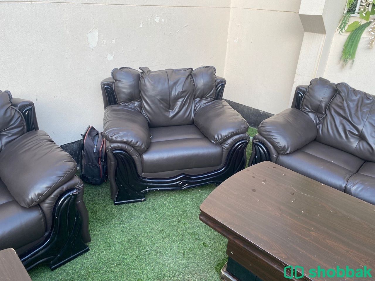 كنبات جلد اسود وطاولات بني غامق شباك السعودية
