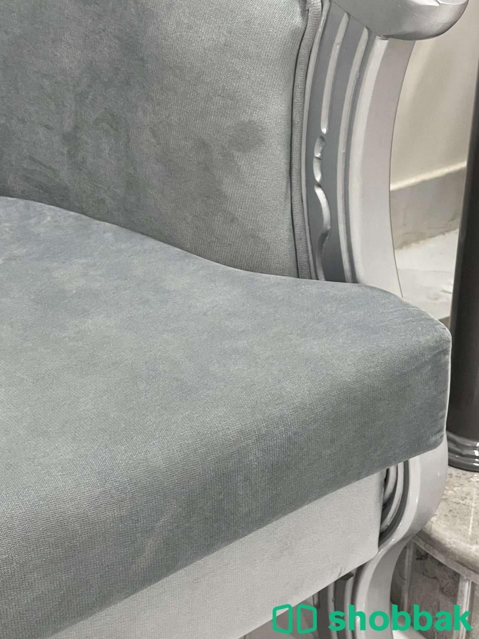للبيع كنب استخدام نظيف خشب وقماش مخمل لون رمادي  شباك السعودية