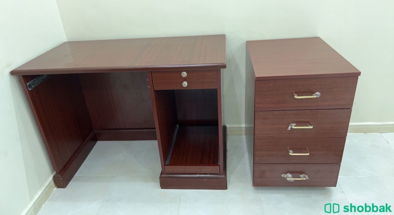 مكتب جديد خشب قوي للبيع مع ادراج ملحقة ومكتب صغير خارجي  Shobbak Saudi Arabia